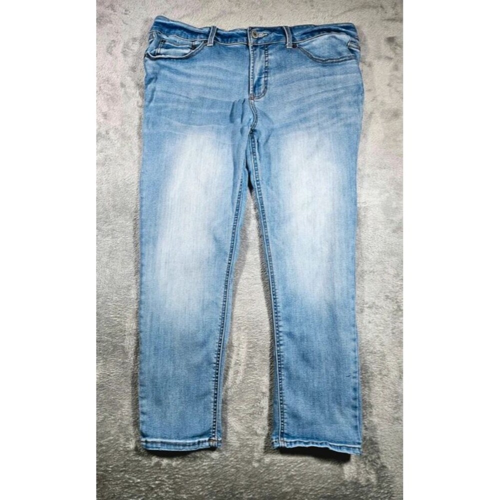 Time and Tru Women's Straight Leg Jeans Size 16 Petite Light Wash Denim
